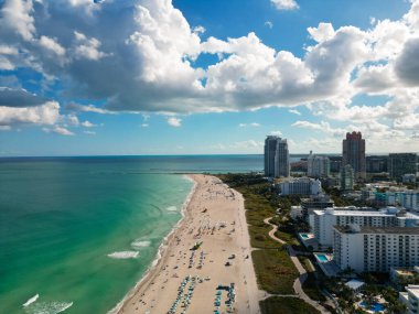 Miami ufuk çizgisinin havadan görünüşü. Miami şehrinin insansız hava aracı görüntüsü. Güney Miami ve okyanus manzarası. Gökdelenleri ve kıyı şeridi olan Miami gökdelenleri
