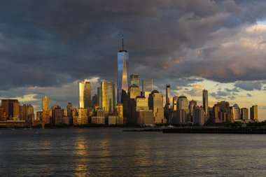 New York City 'nin ufuk çizgisi, ABD. New York silueti. New York Panoraması. New York gökdelenleri. Manhattan 'da güzel manzara, New York' ta Empire State Binası. New York Times Binası