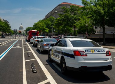 Washington DC sokaklarında bir FBI arabası. ABD kongre binası yakınlarında bir FBI aracı. Federal ajanlar. Başkentte suç faaliyetleri. FBI arabası Capitol Hill yakınlarında. Polis Departmanı