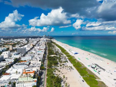 Mavi gökyüzünde bulutlu Miami şehri manzarası. Miami 'nin güney sahili. Miami 'deki gökdelenler, hava manzarası. Florida 'da seyahat hayalleri. Miami şehir manzarası. Güney sahili. Amerika 'da yaz gezisi