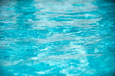 Soyut dalgalanma dalgası ve yüzme havuzunda berrak turkuaz su yüzeyi, arka plan ve soyut tasarım için mavi su dalgası
