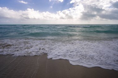 Sakin deniz dalgası hareketi. Yaz deniz esintisi. Deniz doğası arka planı. Huzurlu bir tatil yeri. Rüya gibi okyanus ufku. Sahil cenneti duvar kağıdı. Deniz köpüğü dalgaları. Manzaralı tropikal seyahat