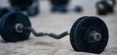 Barbell ağırlıklarıyla yaz antrenmanı. Halter doğada. Vücut geliştirme için motivasyon. Halteri kaldırıyorum. Dışarıda güç eğitimi var. Güçlü halter. Çocuk parkında ağırlık kaldırma. Çalışıyorum