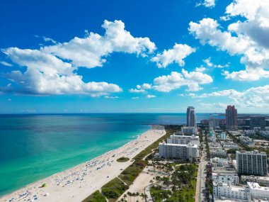Ufuk çizgisi olan Miami Plajı hava aracı görüntüsü. Miami tepeden. Miamis 'in ünlü simgeleri. Gökdelenleri olan South Pointe plajı. Miami şehri panoraması. Miami Sahili 'nin okyanus manzarası