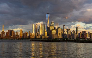New York 'ta. Yükselen gökdelenleri olan New York gökdelenleri. Manhattan ve Hudson Nehri. New York 'un panoramik şehri. Şehir merkezindeki New York 'ta. New York silueti. New York Binası