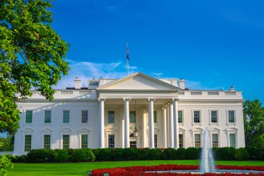 Washington 'daki Beyaz Saray. Amerikan başkanlarının evi. İkonik Beyaz Saray binası. Federal hükümet. Beyaz Saray ve Amerikan bayrağı. Tarihi Beyaz Saray mimarisi