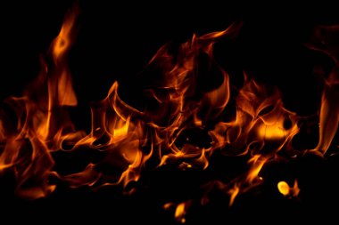 Yangın alevi siyah arkaplanda izole edildi. Alevler, soyut doku. Ateş deseni için sanat tasarımı, alev dokusu