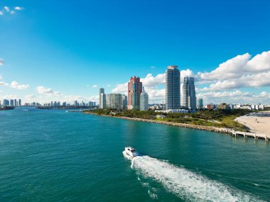 Ufuk çizgisi olan Miami Plajı hava aracı görüntüsü. Miami yukarıdan. Miamis 'in ünlü simgelerinin insansız hava aracı görüntüsü. Gökdelenleri olan South Pointe plajı. Miami şehri panoraması. Miami Sahili 'nin silüeti