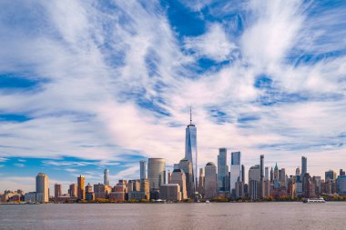 New York City silueti. New York gökdelenleri. Manhattan silueti. New York 'un bulutlu manzarası. New York şehir merkezindeki binalar. New York silueti, gökyüzü bulutları. New York liman manzarası. Manhattan 'daki gökdelenler. NYC şehir merkezi