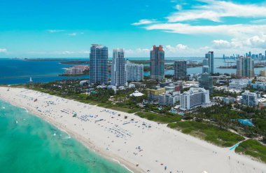 Miami Plajı. Miami Beach City tepeden. Yukarıdan Güney Sahili. Sahil şeridinin insansız hava aracı. Miami kıyılarında gökdelenler var. Miamis görünümünün havadan şehir manzarası