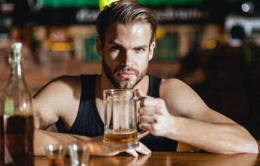 Barda tek başına oturan adam. Alkollü adam. Bardaki üzgün adam. Karanlık bardaki adam. Alkol problemi. Restoranda viski içen yalnız bir adam. Bir bardak birası olan depresif bir adam. Gece hayatı kulübü.