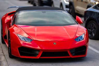 3 Nisan 2025. Miami mi? Lambo konsepti. Lamborghini spor arabası şehir caddesinde. Lamborghini süper arabası. Lambo tasarımı. Lamborghini Huracan spor arabası. Supercar Lamborghini yakın plan. V12 motor. Lüks araba.