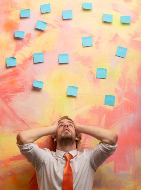 Son teslim tarihiyle meşgul bir işadamı. Son teslim tarihi konsepti. Acil görevlerle uğraşan meşgul bir çalışan. Stresli ama kararlı. Son teslim tarihi karmaşası. Meşgul bir işçi. Son teslim tarihi paniği