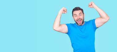 Kazanan. Başarılı bir adam kollarını kaldırdı. Kollarını kaldırıp başarıyı kutlayan heyecanlı adam. Kutlama yapan adam kazanır. Başarı. Heyecanlı kazanan. Kollarını kaldırarak kazanan jest. Adam başarı için bağırıyor.