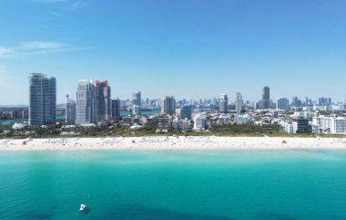 Miami Plajı. Skyline hava görüntüsü. Miami şehri. Tropik Miami sahili. Miami bölgesi gökyüzü manzarası. Meşhur okyanus kıyısında. Panoramik kıyı şeridi. Güney sahili manzarası