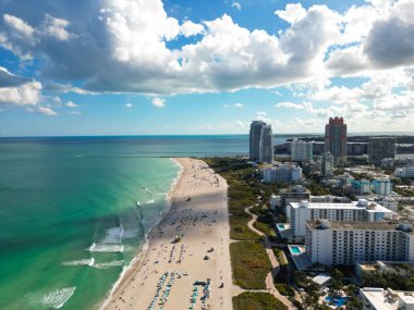 Miami Plajı, bulutlu yaz gökyüzünün altında. Miami Sahili 'nin güney kıyısında. Miami Plajı 'ndaki gökdelenler, hava manzarası. Florida 'da seyahat hayalleri. Miami Sahili Şehir Manzarası
