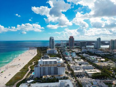 Ufuk çizgisi olan Miami Plajı hava aracı görüntüsü. Miami yukarıdan. Miamis 'in ünlü simgelerinin insansız hava aracı görüntüsü. Gökdelenleri olan South Pointe plajı. Miami şehri panoraması. Miami Sahili 'nin silüeti