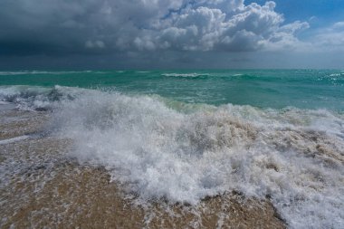Deniz dalgaları arka planı. Tropik okyanus dalgaları. Mavi deniz manzaralı. Köpüklü sahil şeridi. Kumsal sahili arka planı. Deniz manzaralı duvar kağıdı. Turkuaz su hareketi. Deniz sahili dalgası. Mavi deniz dalgaları