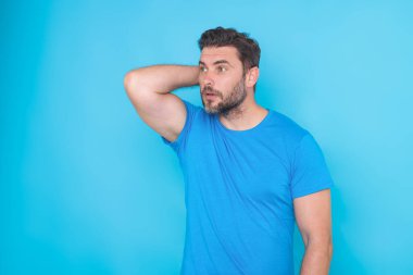 Elleri çenesinde soru sormayı düşünen, düşünceli bir adam. Düşünceli erkek yüzü. Şüphe, düşünür. Düşünceli düşünceli adam. İnsan yüzü ifadeleri, duyguları ve duyguları. Şüpheci ifade