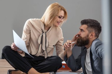 İş arkadaşları arasındaki ofis aşkı. Patron sekreteriyle flört ediyor. Romantik bir anda iş çifti. Meslektaşlar arasında flörtöz bir konuşma. Ofiste romantik bir gerilim var. Ofis seksi çift