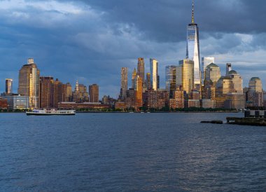 Günbatımında New York şehrinin silüeti. ABD 'de Manhattan şehri.