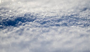 Kar arka planı kaplıyor. Kar kışın güzelliğini gösterir. Kar parlak ve beyaz görünüyor. Kar bütün gün donmuş olarak kalır. Karlı bir desen. Kar tanesi düşüyor. Soğuk ve buzlu arkaplan