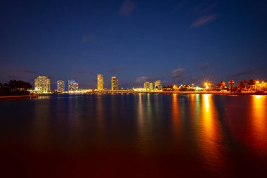 Miami 'nin silüeti. Miami 'de gece batımı