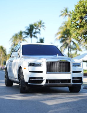 3 Nisan 2025. Miami mi? Rolls Royce lüks araba. Sokaktaki hayalet Rolls Royce. Özel lüks otomobil. Süper araba sürüşü. Klasik Rolls Royce araba tasarımı. Zarif Rolls Royce Hayalet