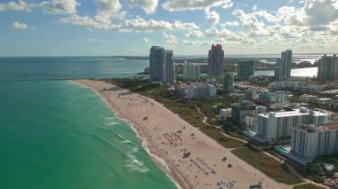 Florida, ABD 'den Miami Beach sahnesi. Miami sahili. Miami Plajı ve şehir manzarasının havadan görüntüsü. Miami sahili kıyı şeridi, hava manzaralı.