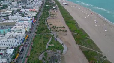Florida, ABD 'den Miami Beach sahnesi. Miami sahili. Miami Plajı ve şehir manzarasının havadan görüntüsü. Miami sahilinin kıyı şeridi, hava manzaralı. Ünlü Amerikan plajı