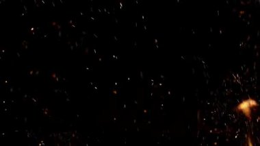 Siyah üzerine ateş. Ateş, izole edilmiş, soyut bir yapı. Sancak arkaplanı için soyut alev alev dokusu. Ateş alevleri, kırmızı ve sarı, yakıtta termal enerji. Yanan ışıklar