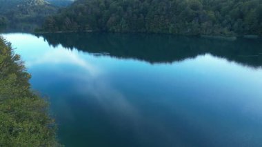 Doğadaki şelale. Plitvice gölleri ve Şelale 'nin havadan görünüşü. Hırvatistan 'daki güzel şelale manzarası. Şelaleli ulusal park. Huzurlu göl. Dağlardaki Plitvice göllerinin yaz manzarası