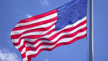 Mavi gökyüzünde dalgalanan Amerikan bayrağı. Birleşik Devletler bayrağı. Rüzgarda bayrak. Amerika 'nın vatansever bayrakları. ABD ulusal sembolü. Özgürlük ve demokrasi. Bağımsızlık Günü. Yıldızlar ve çizgiler. ABD bayrağı sallıyor