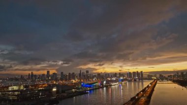 Miami Beach City 'de gece dramatik bir gökyüzü. Alacakaranlıkta Miami sahilinde. Miami Sahili ve şehir manzarası. Miami Beach 'in sahil şeridi, gece çekimi. Amerikan şehri