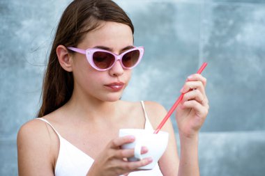 Espresso içen şehvetli kadın. Kahve fincanı tutan çekici esmer. Aromatik latte seven bir kız. Kafeteryada kahve içen kadının romantik portresi. Kahve bardaklı bir model. Nefis kahve.