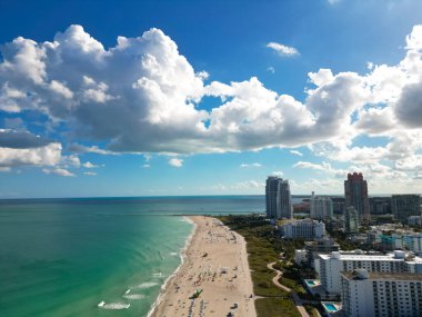 Mavi gökyüzünde bulutlu Miami şehri manzarası. Miami 'nin güney sahili. Miami 'deki gökdelenler, hava manzarası. Florida 'da seyahat hayalleri. Miami şehir manzarası. Güney sahili. Amerika 'da yaz gezisi