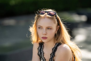 Güzel bir genç kadının yakın plan portresi. Yaz ışığında dışarıda poz veren bir kız. Doğal güzellik kadını. Kadın suratı. Yumuşak tenli güzel bir yüz. Şehvetli kadın yaşam tarzı