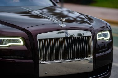 3 Nisan 2025. Miami mi? Rolls Royce lüks araba. Sokaktaki hayalet Rolls Royce. Özel lüks otomobil. Rolls Royce V12 motoru. Süper araba sürüşü. Zarif Rolls Royce Hayalet