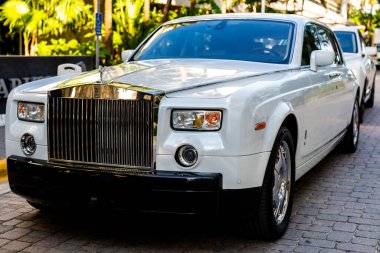 3 Nisan 2025. Miami mi? Rolls Royce lüks araba. Sokaktaki hayalet Rolls Royce. Özel lüks otomobil. Rolls Royce V12 motoru. Birinci sınıf araba sürüşü. Klasik Rolls Royce araba tasarımı.