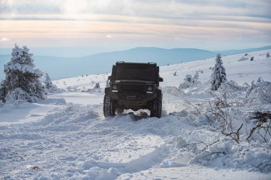 01.02.2021, Karpatlar. Off-road sezonu. 4x4 ile kışın off-road seferi. Kış doğasında zorlu bir off-road gezisi. Off-road arabalı dağ yolu. Karlı yolda macera gezisi