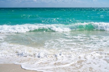 Deniz dalgaları. Yaz dönemi. Okyanus suyu hareketi. Okyanus sıçrama dalgası arka planı. Derin mavi deniz plajı. Turkuaz dalga arka planı. Rüya gibi egzotik deniz sahili arka planı. Yaz sancağı