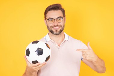 Kazanan bir futbol bahsini kutlayan heyecanlı bir adam. Maç sırasında bahisçi. Stüdyoda futbol hayranıyım. Başarılı spor kumarbazının portresi. Duygulu bir futbol taraftarı. Futbol topu tutan adam.
