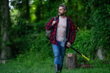 Ormandaki oduncu. Baltalı adam. Ciddi bir oduncu. Elinde balta olan sakallı adam. Sakallı oduncu. Oduncu işçi.