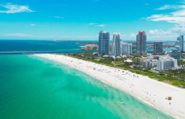 Lüks gökdelenleri ve okyanusları olan Miami şehri. Miamis 'in ünlü siluetinin panoramik drone görüntüsü. Yukarıdan Miami Sahili. Miami silueti tepeden. Miami, Florida, ABD 'nin havacılık şehri.