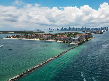 Miami sahili kıyı şeridinin hava manzarası. Miami Sahili Panorama Manzarası. South Pointe Parkı 'nın havadan görünüşü. Miami şehri. Güney Miami 'nin en iyi manzarası