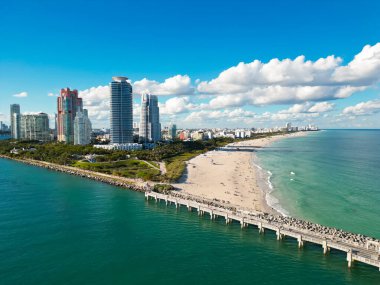 Miami Plajı 'nın gökyüzü manzarası. Miami Sahili 'nin insansız hava aracı görüntüsü. Güney Miami Plajı ve okyanus. Gökdelenleri ve kıyı şeridi olan Miami Plajı gökdelenleri