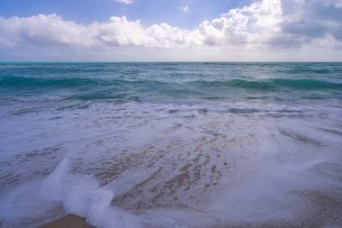 Deniz dalgaları arka planı. Yaz okyanusu hareketi. Okyanus sıçrama dalgası arka planı. Derin mavi deniz plajı. Turkuaz dalga. Rüya gibi egzotik deniz plajı. Güzel deniz dalgaları