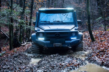 04 numara. - 30. 2025, Karpatlar. Off-road SUV sürücüsü çamurda sürükleniyor. Toprakta off road. Dağlar ve off-road için patikalar. Aşırı off-road sürüşü. 4x4 araçlı bir cip. Offroad gezisi