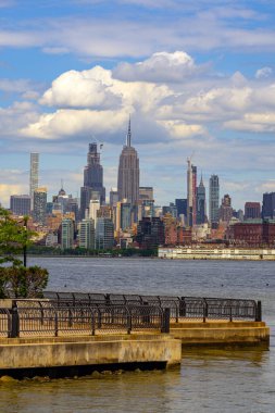 Gökdelenleri olan New York gökdelenleri. Manhattan ve Brooklyn. Hudson Nehri manzaralı New York City silueti. New York şehir merkezi. Rıhtımdan New York 'a. New York Kulesi
