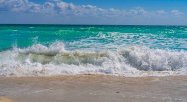 Okyanus dalgaları, yaz arkaplanı. Fırtınalı deniz dalgaları. Yaz denizi dalgası. Köpüklü okyanus dalgaları. Yaz okyanus esintisi. Rüya gibi yaz sahili geçmişi. Okyanus sıçrama dalgaları